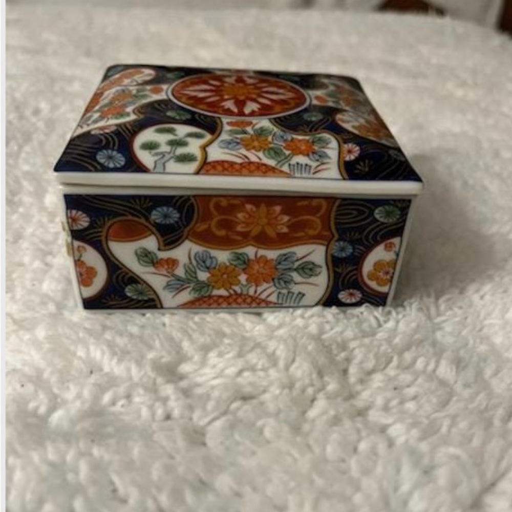 Asian Designed Porcelain Trinket or Pill Box Japanese Otagiri Imari (OMC)